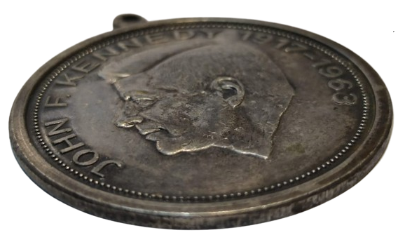 JOHN F KENNEDY 1917 1963  MEDAL KENEDİNİN ANISINA CIKARILMIŞ MADALYA  GÜMÜŞ KAPLAMA