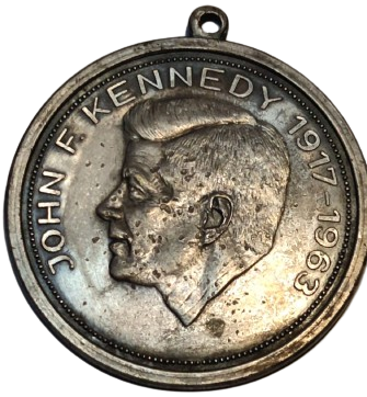 JOHN F KENNEDY 1917 1963  MEDAL KENEDİNİN ANISINA CIKARILMIŞ MADALYA  GÜMÜŞ KAPLAMA
