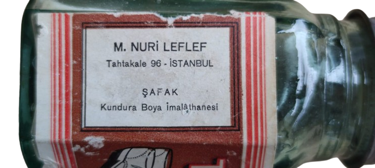 M.NURİ LEFLEF TENİS KREM İSKANPİN BOYASI CAM ÜZERİ RENKLİ ETİKETLİ ORJİNAL KAPAKLI KENDİ ŞİŞESİNDE AYAKKABI BOYASI İÇERSİ BOSTUR