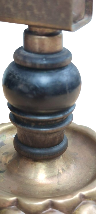 1950 KİBRİTLİK SEHBA UZERİ YUVARLAK KAİDELİ ÜZERİ KABARTMA DİLİM İŞ BAKIR TABAN ARA GÖVDE AHŞAP PİRİNC KİBRİTLİK YARİ