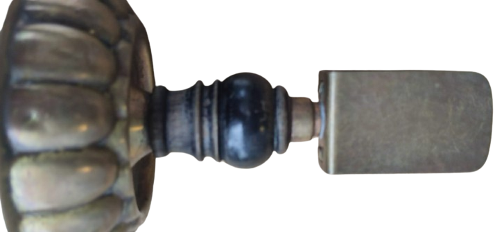 1950 KİBRİTLİK SEHBA UZERİ YUVARLAK KAİDELİ ÜZERİ KABARTMA DİLİM İŞ BAKIR TABAN ARA GÖVDE AHŞAP PİRİNC KİBRİTLİK YARİ