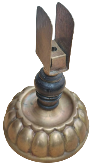 1950 KİBRİTLİK SEHBA UZERİ YUVARLAK KAİDELİ ÜZERİ KABARTMA DİLİM İŞ BAKIR TABAN ARA GÖVDE AHŞAP PİRİNC KİBRİTLİK YARİ