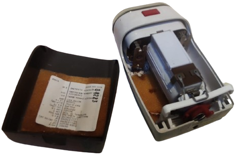 1968 PHILIPS PHILISHAVE TYPE 1203 MADE IN HOLLAND  6V DC PİLLİ CİFT BICAKLI TRAŞ MAKİNESİ İKİ ADET AA KALEM PİL İLE CALIŞMAKTA İLK PİLLİ MAKİLELERDEN