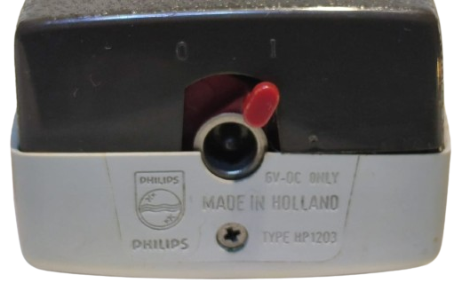 1968 PHILIPS PHILISHAVE TYPE 1203 MADE IN HOLLAND  6V DC PİLLİ CİFT BICAKLI TRAŞ MAKİNESİ İKİ ADET AA KALEM PİL İLE CALIŞMAKTA İLK PİLLİ MAKİLELERDEN