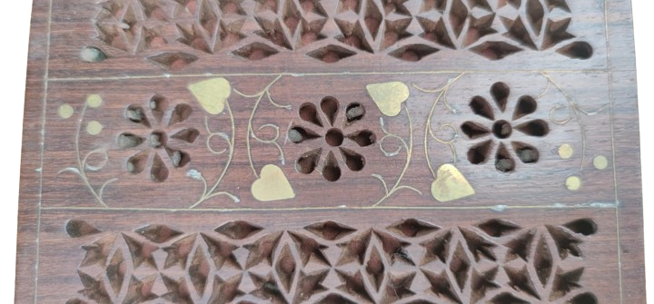 TESBİH KUTUSU ÜZERİ İŞLEMELİ PİRİNC KAKMA İŞCİLİKLİ  MASİF GÜL AGACINDAN YAPILMA MUHAFAZA SANDIGI