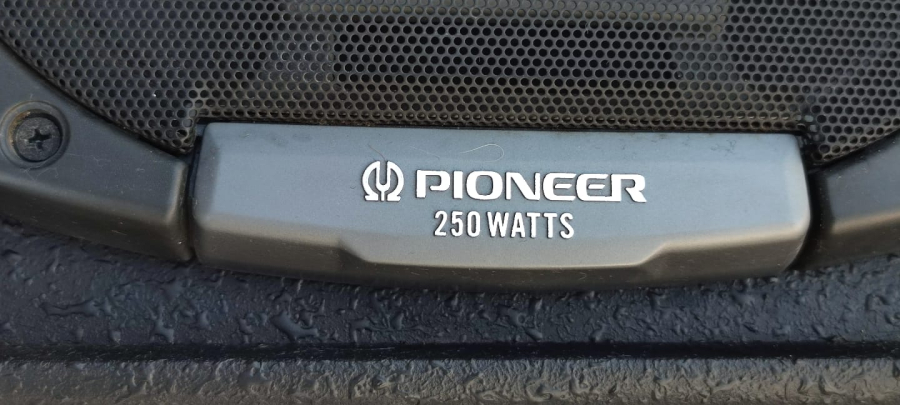 PİONEER TS 6955  250 WATT KABİNLİ SAHNE İÇİN  ÖZEL OLARAK TASARLANMIŞ ORJİNAL  KABİNLERİNDE COK TEMİZ  CİFT HOPORLÖR