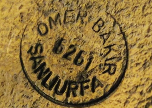 KAPAK KISMI KUŞLU SAPLI MIRRA SARI ÜZERİ EL KALEM İŞCİLİKLİ GAGA UCLU CEZVE ÖMER BAKIR ŞANLIURFA 5251 USTA DAMGALI KAHVE CEZVESİ 