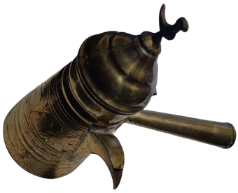 KAPAK KISMI KUŞLU SAPLI MIRRA SARI ÜZERİ EL KALEM İŞCİLİKLİ GAGA UCLU CEZVE ÖMER BAKIR ŞANLIURFA 5251 USTA DAMGALI KAHVE CEZVESİ 