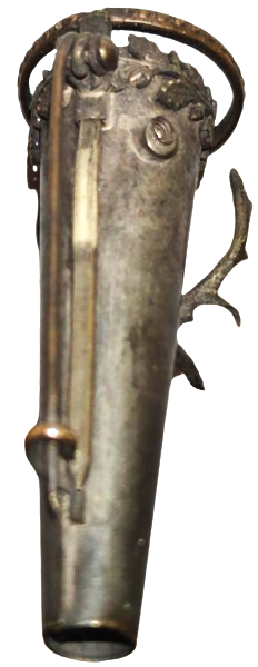 ÖZEL DİNSEL TÖRENLERDE YAKAYA TAKILAN VAZO GÜMÜŞ ÜZERİNDE GEYİK BOYNUZU VE HAC BULUNMAKTA  YAKAYA TAKILRAK İÇERSİNE CANLI CİCEK KOYULUP KULLANILIR