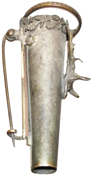 ÖZEL DİNSEL TÖRENLERDE YAKAYA TAKILAN VAZO GÜMÜŞ ÜZERİNDE GEYİK BOYNUZU VE HAC BULUNMAKTA  YAKAYA TAKILRAK İÇERSİNE CANLI CİCEK KOYULUP KULLANILIR