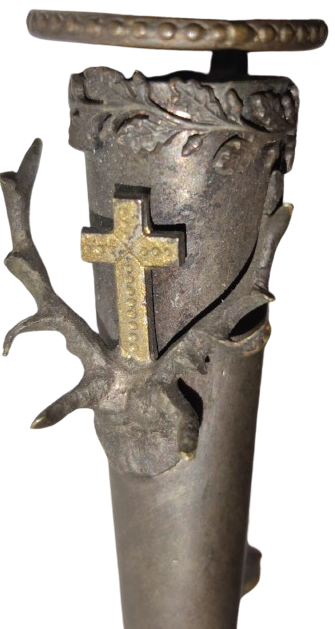 ÖZEL DİNSEL TÖRENLERDE YAKAYA TAKILAN VAZO GÜMÜŞ ÜZERİNDE GEYİK BOYNUZU VE HAC BULUNMAKTA  YAKAYA TAKILRAK İÇERSİNE CANLI CİCEK KOYULUP KULLANILIR