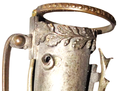 ÖZEL DİNSEL TÖRENLERDE YAKAYA TAKILAN VAZO GÜMÜŞ ÜZERİNDE GEYİK BOYNUZU VE HAC BULUNMAKTA  YAKAYA TAKILRAK İÇERSİNE CANLI CİCEK KOYULUP KULLANILIR