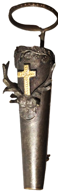 ÖZEL DİNSEL TÖRENLERDE YAKAYA TAKILAN VAZO GÜMÜŞ ÜZERİNDE GEYİK BOYNUZU VE HAC BULUNMAKTA  YAKAYA TAKILRAK İÇERSİNE CANLI CİCEK KOYULUP KULLANILIR