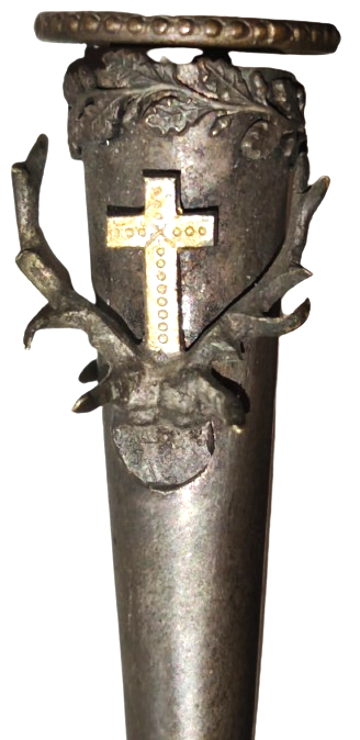 ÖZEL DİNSEL TÖRENLERDE YAKAYA TAKILAN VAZO GÜMÜŞ ÜZERİNDE GEYİK BOYNUZU VE HAC BULUNMAKTA  YAKAYA TAKILRAK İÇERSİNE CANLI CİCEK KOYULUP KULLANILIR