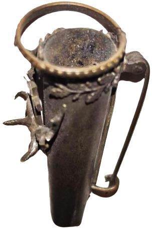 ÖZEL DİNSEL TÖRENLERDE YAKAYA TAKILAN VAZO GÜMÜŞ ÜZERİNDE GEYİK BOYNUZU VE HAC BULUNMAKTA  YAKAYA TAKILRAK İÇERSİNE CANLI CİCEK KOYULUP KULLANILIR