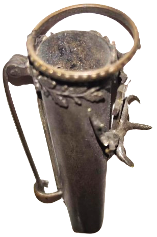 ÖZEL DİNSEL TÖRENLERDE YAKAYA TAKILAN VAZO GÜMÜŞ ÜZERİNDE GEYİK BOYNUZU VE HAC BULUNMAKTA  YAKAYA TAKILRAK İÇERSİNE CANLI CİCEK KOYULUP KULLANILIR