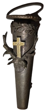 ÖZEL DİNSEL TÖRENLERDE YAKAYA TAKILAN VAZO GÜMÜŞ ÜZERİNDE GEYİK BOYNUZU VE HAC BULUNMAKTA  YAKAYA TAKILRAK İÇERSİNE CANLI CİCEK KOYULUP KULLANILIR