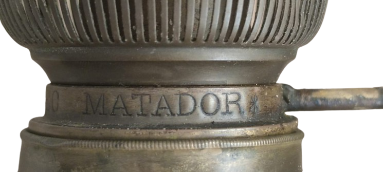 1900 VİKTORYA DÖNEMİ MATADOR 20 BEC PİRİNC YUVARLAK MAKİNE FİTİL  PORSELEN DEPO METAL GÜMÜŞ KAPLAMA ÜC AYAK KAİDE CAM ŞİŞELİ GAZ LAMBASI