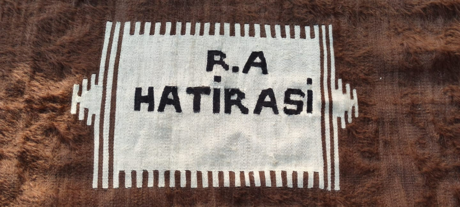 1940 SİİRT KECİ KIL EL TAZGAH KÖK BOYA  DOKUMA KİLİM DUVAR HALISI KAHVERENGİ  KENARLAR SİYAH BEYAZ SERİT DOKUMA 