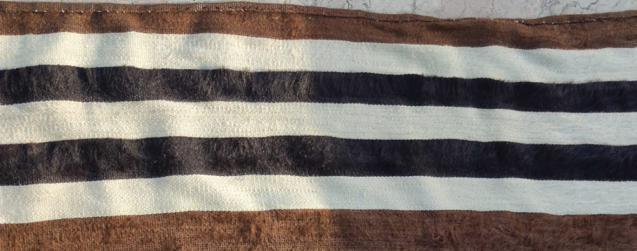 1940 SİİRT KECİ KIL EL TAZGAH KÖK BOYA  DOKUMA KİLİM DUVAR HALISI KAHVERENGİ  KENARLAR SİYAH BEYAZ SERİT DOKUMA 