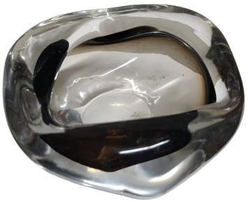 İTALYAN MURANO BEYAZ GÖVDE  KENARLAR KOYU MOR VOLANLI ÜCGEN FORMDA SORUNSUZ KÜL TABLASI