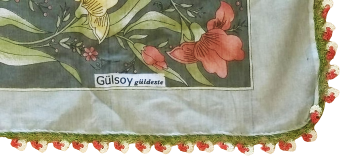 YEMENİ ÜZERİ CİCEK YAPRAKLARLA DÜŞELİ KENARLAR KOMPLE EL İLE YAPILMIŞ İGNE OYASI EŞARP KOMPLE EL BOYAMA KOK BOYA OYALAR PEMBE KIRMIZI CİCEK