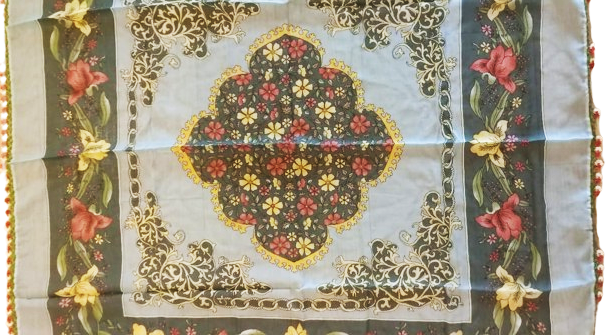 YEMENİ ÜZERİ CİCEK YAPRAKLARLA DÜŞELİ KENARLAR KOMPLE EL İLE YAPILMIŞ İGNE OYASI EŞARP KOMPLE EL BOYAMA KOK BOYA OYALAR PEMBE KIRMIZI CİCEK