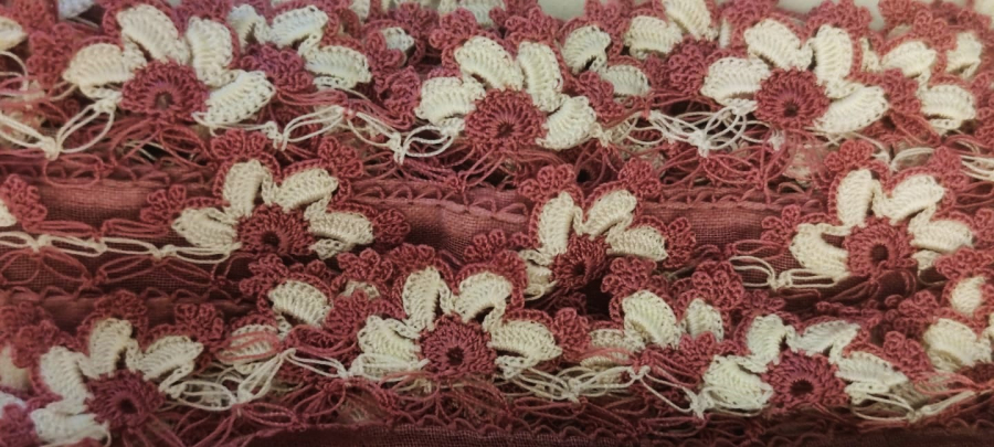 YEMENİ ÜZERİ CİCEK YAPRAKLARLA DÜŞELİ KENARLAR KOMPLE EL İLE YAPILMIŞ İGNE OYASI EŞARP KOMPLE EL BOYAMA KOK BOYA OYALAR PEMBE BEYAZ CİCEK