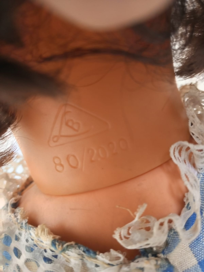 1970 LİSSİ BATZ MAVİ BEYAZ KARELİ ELBİSELİ 82 CM BOYUNDA ELBİSELİ KIZ BEBEK KIRMIZI AYAKKABILI OYUNCAK KIZ COCUK BEBEK SINIRLI ÜRETİM