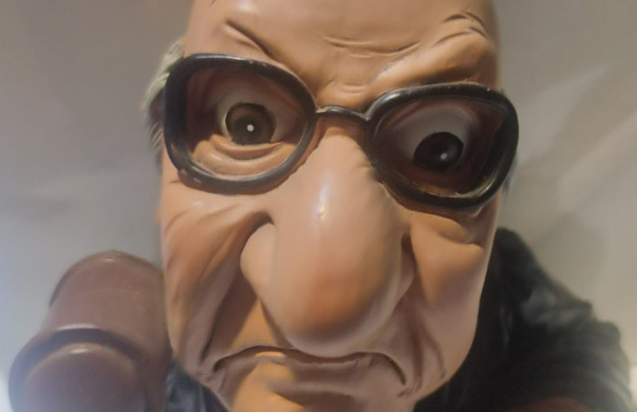 GİFT CLOUD PATENTLİ HAKİM SAVCI FİGÜR DURUŞMADA KARAR VERİRKEN Bİ ELİNDE HUKUK KİTABI DİGER ELİNDE TOKMAK 