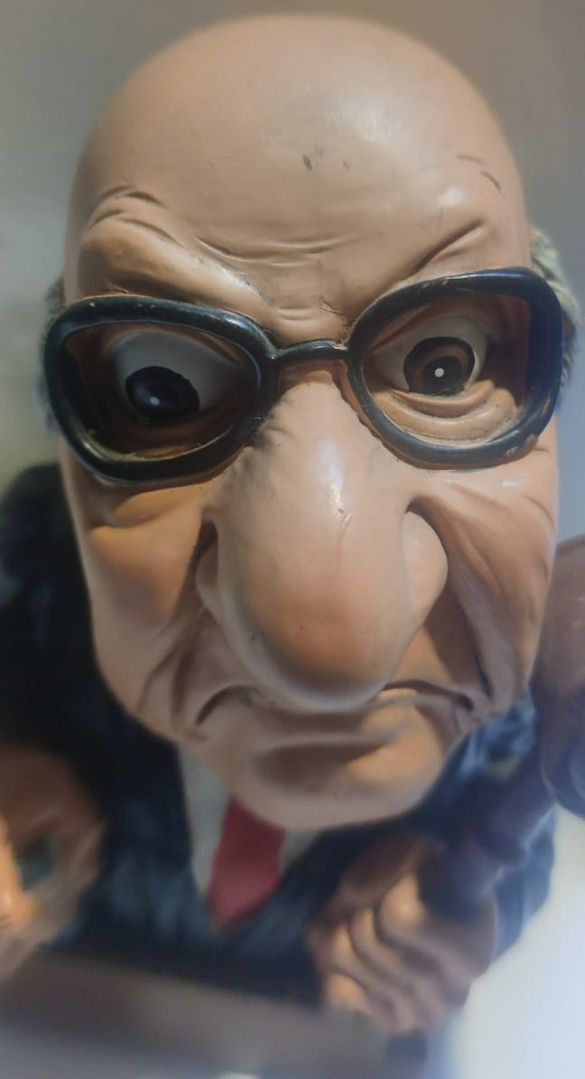 GİFT CLOUD PATENTLİ HAKİM SAVCI FİGÜR DURUŞMADA KARAR VERİRKEN Bİ ELİNDE HUKUK KİTABI DİGER ELİNDE TOKMAK 