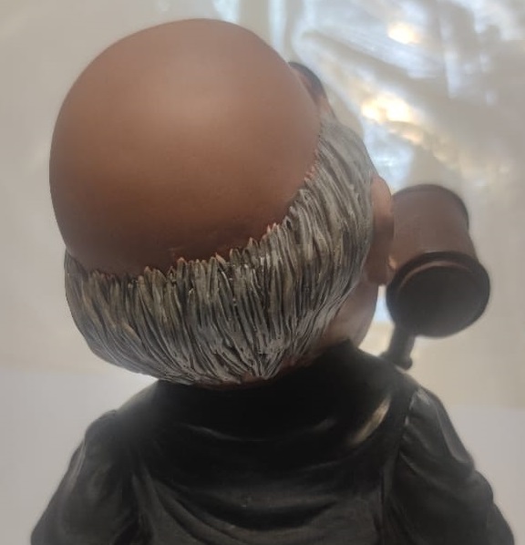 GİFT CLOUD PATENTLİ HAKİM SAVCI FİGÜR DURUŞMADA KARAR VERİRKEN Bİ ELİNDE HUKUK KİTABI DİGER ELİNDE TOKMAK 