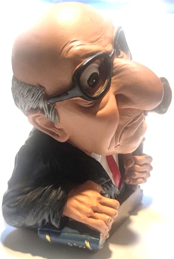 GİFT CLOUD PATENTLİ HAKİM SAVCI FİGÜR DURUŞMADA KARAR VERİRKEN Bİ ELİNDE HUKUK KİTABI DİGER ELİNDE TOKMAK 