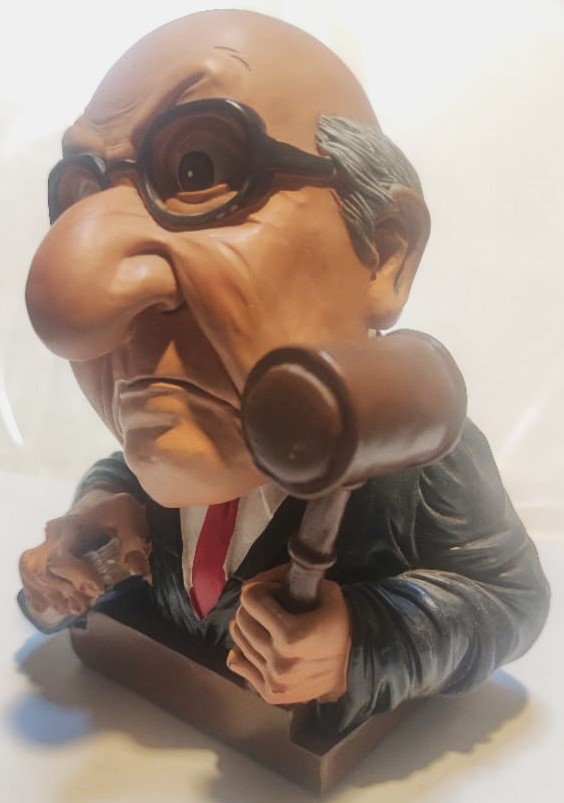 GİFT CLOUD PATENTLİ HAKİM SAVCI FİGÜR DURUŞMADA KARAR VERİRKEN Bİ ELİNDE HUKUK KİTABI DİGER ELİNDE TOKMAK 