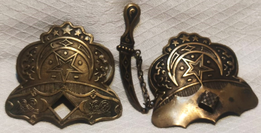 OSMANLI AY YILDIZLI  SARAY İÇİNDE KULLANILAN CİFT PARCA SIRMALI HANCER İLE KİLİTLENEN KEMER TOKASI 