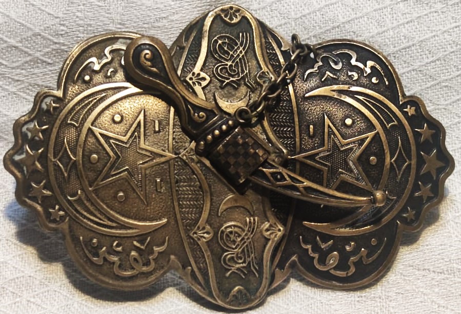 OSMANLI AY YILDIZLI  SARAY İÇİNDE KULLANILAN CİFT PARCA SIRMALI HANCER İLE KİLİTLENEN KEMER TOKASI 