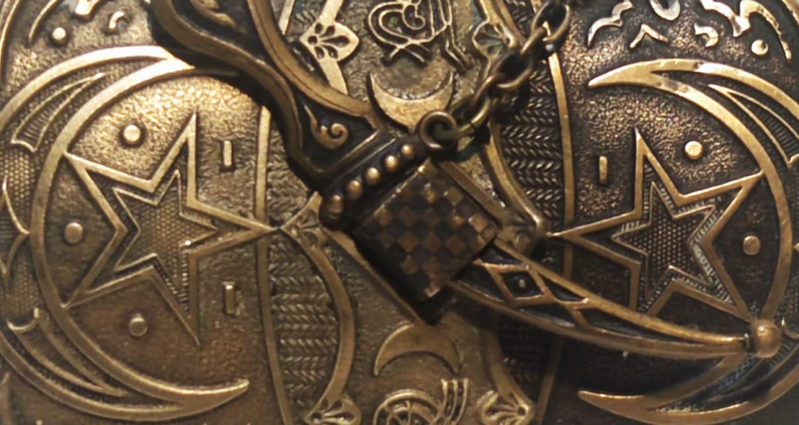 OSMANLI AY YILDIZLI  SARAY İÇİNDE KULLANILAN CİFT PARCA SIRMALI HANCER İLE KİLİTLENEN KEMER TOKASI 