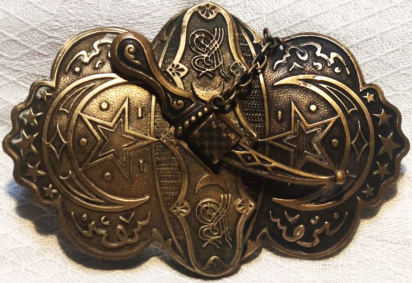 OSMANLI AY YILDIZLI  SARAY İÇİNDE KULLANILAN CİFT PARCA SIRMALI HANCER İLE KİLİTLENEN KEMER TOKASI 