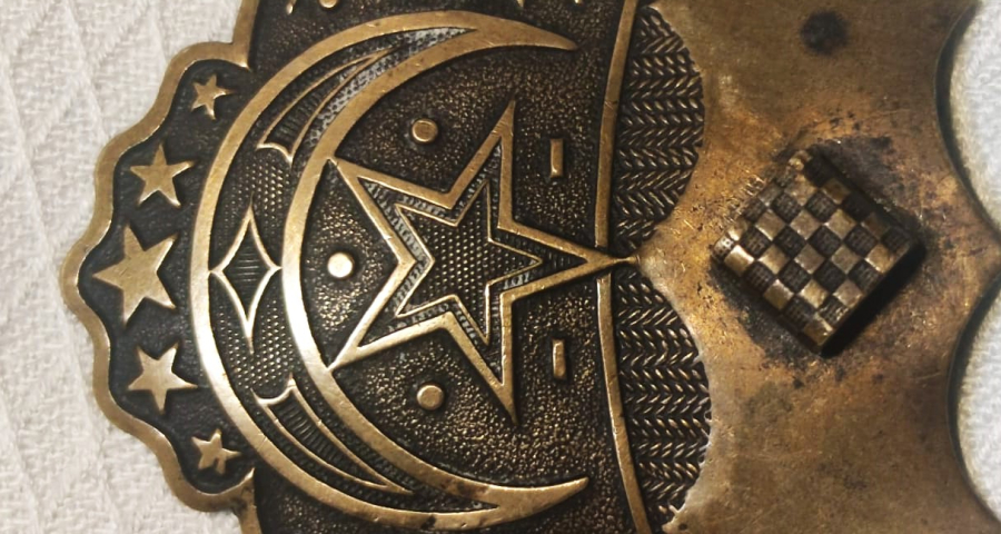 OSMANLI AY YILDIZLI  SARAY İÇİNDE KULLANILAN CİFT PARCA SIRMALI HANCER İLE KİLİTLENEN KEMER TOKASI 