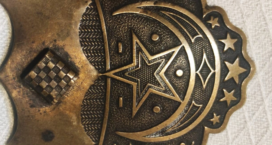 OSMANLI AY YILDIZLI  SARAY İÇİNDE KULLANILAN CİFT PARCA SIRMALI HANCER İLE KİLİTLENEN KEMER TOKASI 