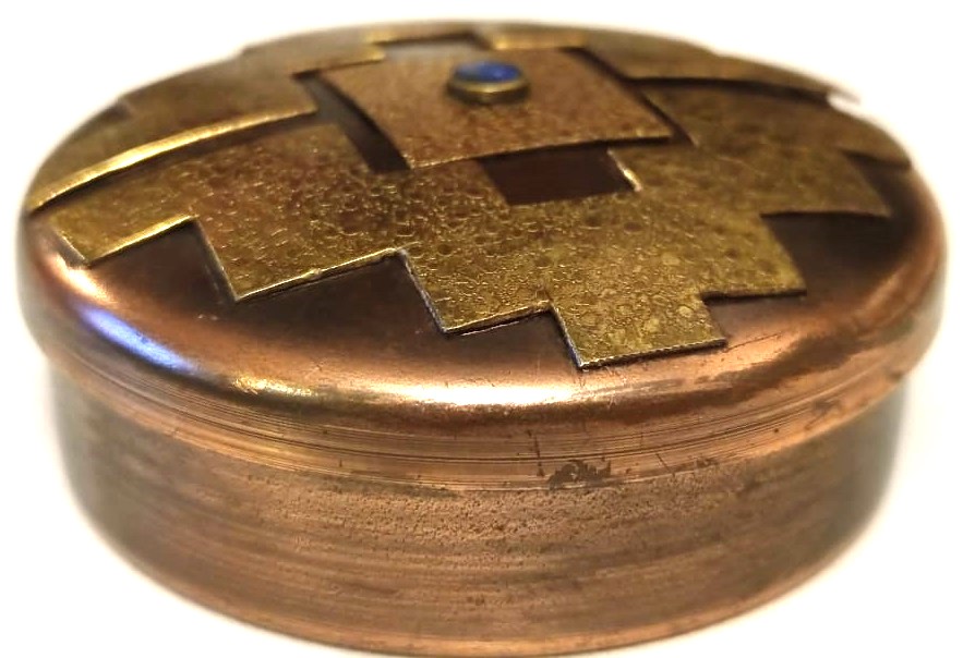 1970 GUNEY  AMERİKA İNKA MOTİFLİ KAPAGIN ORTASINDA LAPİZ TAŞ BULUNAN VE BAKIR KARIŞIMI EL YAPIM KAPAKLI YUVARLAK KUTU