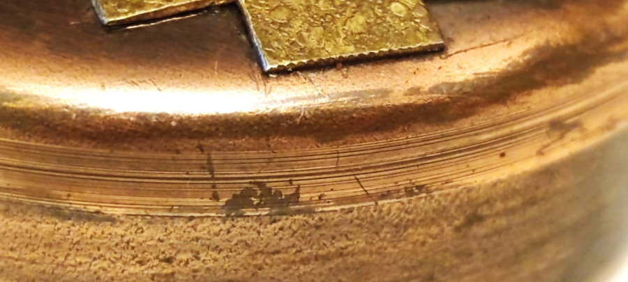 1970 GUNEY  AMERİKA İNKA MOTİFLİ KAPAGIN ORTASINDA LAPİZ TAŞ BULUNAN VE BAKIR KARIŞIMI EL YAPIM KAPAKLI YUVARLAK KUTU