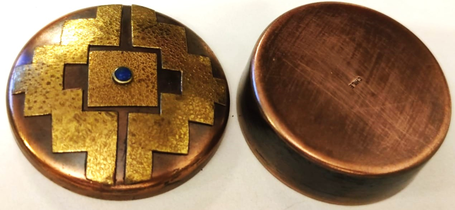 1970 GUNEY  AMERİKA İNKA MOTİFLİ KAPAGIN ORTASINDA LAPİZ TAŞ BULUNAN VE BAKIR KARIŞIMI EL YAPIM KAPAKLI YUVARLAK KUTU