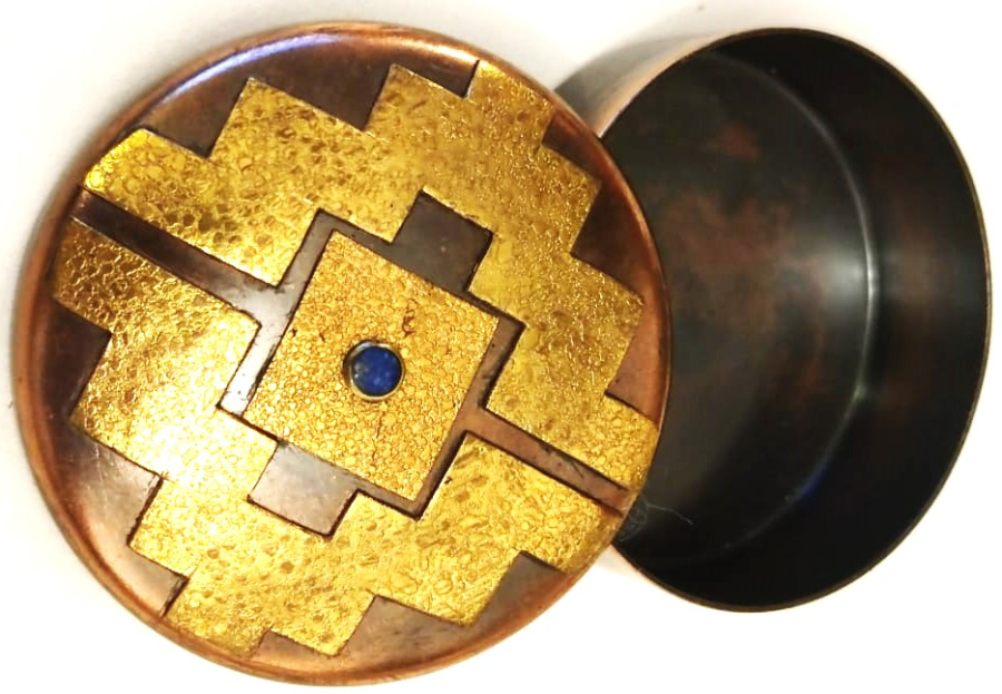 1970 GUNEY  AMERİKA İNKA MOTİFLİ KAPAGIN ORTASINDA LAPİZ TAŞ BULUNAN VE BAKIR KARIŞIMI EL YAPIM KAPAKLI YUVARLAK KUTU