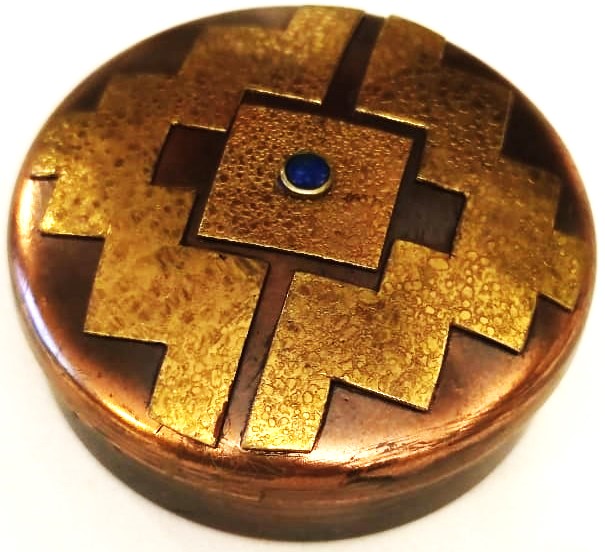 1970 GUNEY  AMERİKA İNKA MOTİFLİ KAPAGIN ORTASINDA LAPİZ TAŞ BULUNAN VE BAKIR KARIŞIMI EL YAPIM KAPAKLI YUVARLAK KUTU