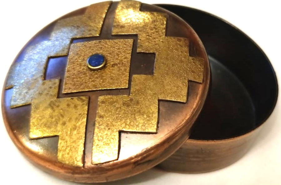 1970 GUNEY  AMERİKA İNKA MOTİFLİ KAPAGIN ORTASINDA LAPİZ TAŞ BULUNAN VE BAKIR KARIŞIMI EL YAPIM KAPAKLI YUVARLAK KUTU