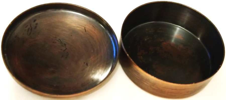 1970 GUNEY  AMERİKA İNKA MOTİFLİ KAPAGIN ORTASINDA LAPİZ TAŞ BULUNAN VE BAKIR KARIŞIMI EL YAPIM KAPAKLI YUVARLAK KUTU