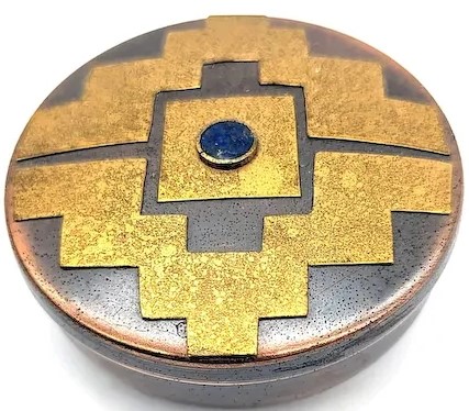 1970 GUNEY  AMERİKA İNKA MOTİFLİ KAPAGIN ORTASINDA LAPİZ TAŞ BULUNAN VE BAKIR KARIŞIMI EL YAPIM KAPAKLI YUVARLAK KUTU