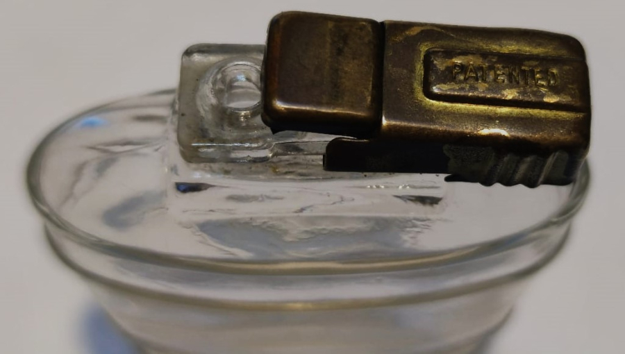 1950 RUETZ SÜRGÜLÜ PİRİNC KAPAKLI BEYAZ CAM PARFUM ŞİŞESİ CANTA İÇERSİNDE TAŞINABİLEN UFAK BOYDA