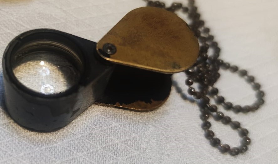 1960 USA  DERİ KILIFINDA PİRINC CİFT CAM MERCEKLİ HASSAS MERCEK BUYUTEC ELMAS YEŞİM PIRLANTA  PARA KONTROLU İÇİN ÜRETİLMİŞTİR BONCUK ZİNCİRLİ LOUP